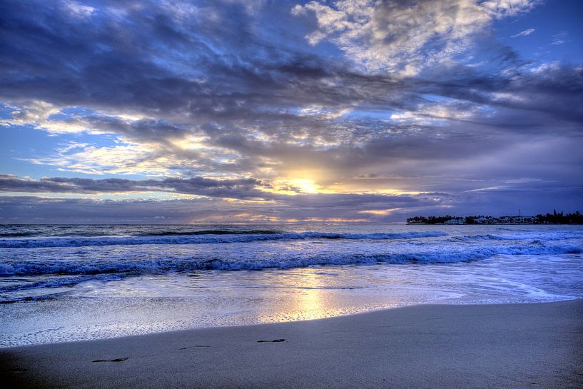 Zonsopgang op Cabarete Beach Kitesurfer's Paradise van Roith Fotografie