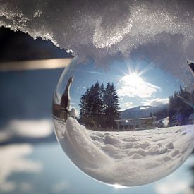 Kristallkugelfoto in der Winterlandschaft während eines schönen sonnigen Tages von Mariette Alders