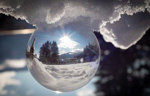Kristallenbol fotogragie in winterlandschap tijdens een prachtige zonnige dag van Mariette Alders