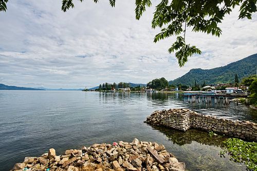 Gedempt licht in de haven van Parapat