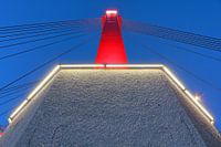 'Nahaufnahme eines Pfeilers der Willemsbrücke in der blauen Stunde.