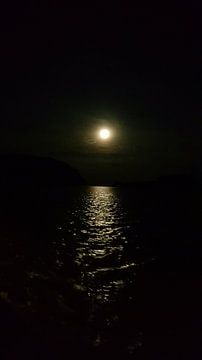 Mysterieuze weerspiegelende volle maan van Susanne Pieren-Canisius