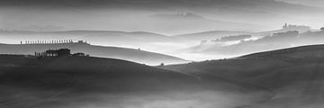 Toskana Landschaft im Morgenlicht in schwarz weiß von Manfred Voss, Schwarz-weiss Fotografie