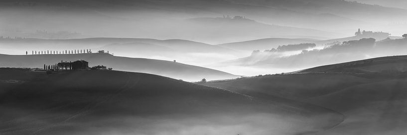 Toskana Landschaft im Morgenlicht in schwarz weiß von Manfred Voss, Schwarz-weiss Fotografie