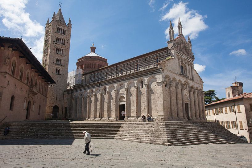 Kerk in Massa Marittima, Toscane. by Rens Kromhout