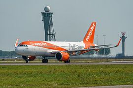 Vertrekkende easyJet Europe Airbus A320neo. van Jaap van den Berg