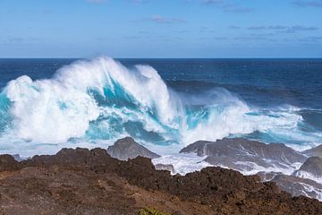 Mächtige Wellen bei Punta Sardina von Peter Baier