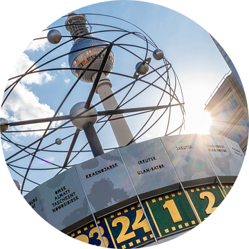 Wereldtijdklok en televisietoren Berlijn in de zomer