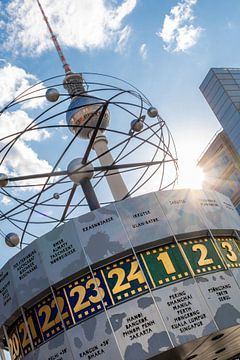 Weltzeituhr und Fernsehturm Berlin im Sommer von Mixed media vector arts