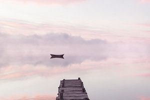 Einsames Boot vor Holzsteg im Morgennebel von Besa Art