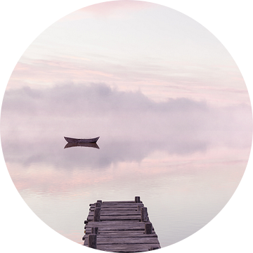 Eenzame boot voor houten steiger in ochtendmist van Besa Art