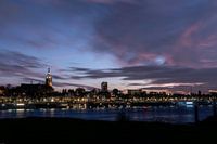 Waalkade bei Nacht (Nijmegen)