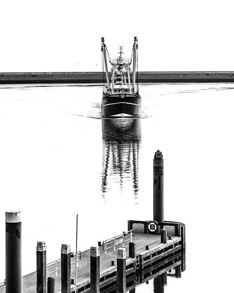 Visserskotter vaart de haven van Harlingen binnen in spiegelend water. par Harrie Muis