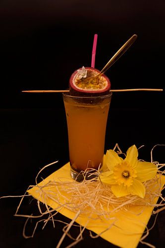Alcoholvrije cocktail met cassis siroop en verse passievrucht.