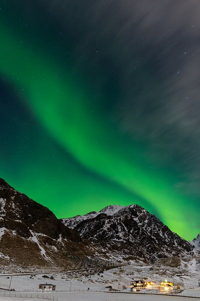 Spektakuläres tanzendes grünes starkes Nordlicht über dem berühmten runden Sandstrand bei Haukland a von Robert Ruidl