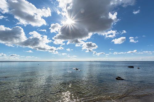 Sonnenstrahlen durch die Wolken, Naturstrand Lobbe