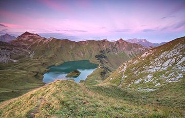 alpine lake Schtecksee at sunrise van Olha Rohulya