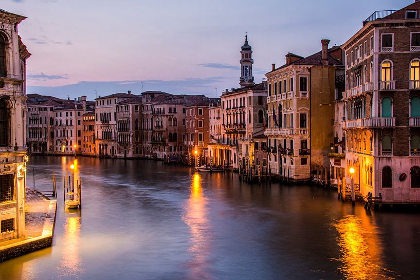 Canal Grande in avondlicht - Venetië van Ton de Koning