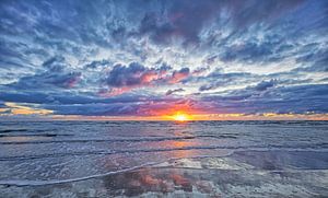 Zonsondergang op Texel. van Justin Sinner Pictures ( Fotograaf op Texel)