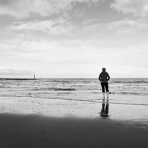 De eenzame strandwandelaar