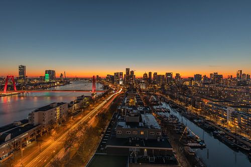 De gouden zonsondergang in Rotterdam