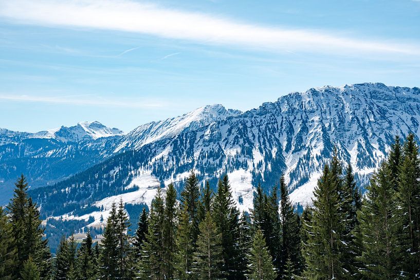 Winteruitzicht op de Iseler en de Kühguntop van Leo Schindzielorz