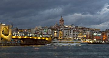 Galata bridge with view on Karaköy and Galatatoren in Istanbul. by Maurits van Hout