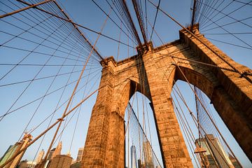 Brooklyn bridge en One World Trade Center in kleur van Thea.Photo