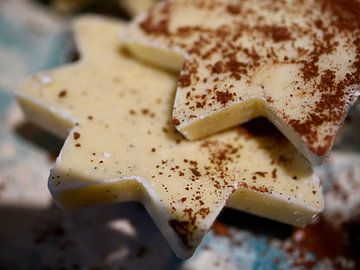 Witte chocolade sterren met cacao poeder van Judith van Wijk