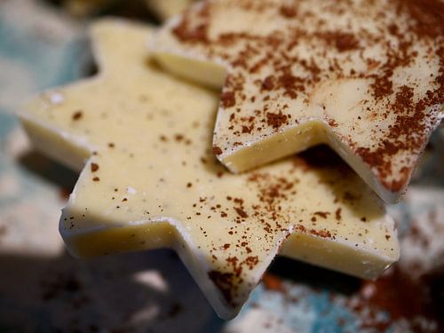 Étoiles en chocolat blanc avec poudre de cacao