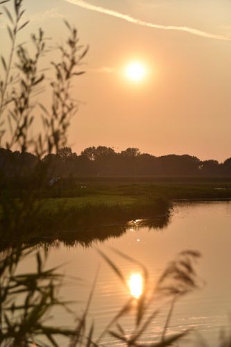 Zonsondergang boven de Schulpervaart in Limmen.