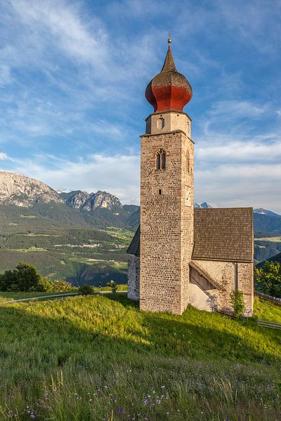 Nicolaaskerk in Mittelberg am Ritten, Zuid-Tirol van Christian Müringer