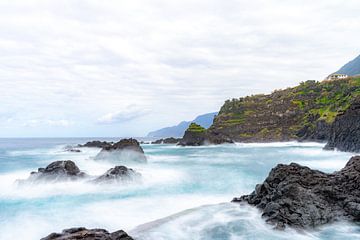 Seixal beach op Madeira (long exposure) van lars Bosch