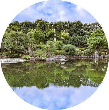 Panorama van de Mejiro Tuin weerspiegeld in het water. van Kuremo Kuremo