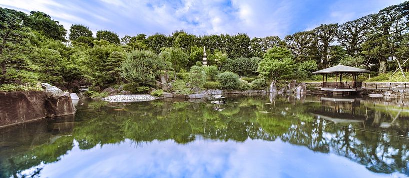 Panorama des Mejiro-Gartens, das sich im Wasser spiegelt. von Kuremo Kuremo