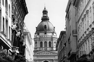 Photo en noir et blanc d'une rue de Budapest