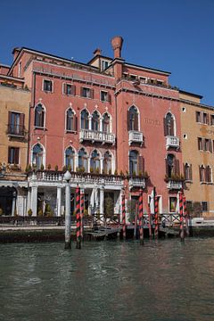Oude gebouwen en steiger aan kanaal in Venetie, Italie