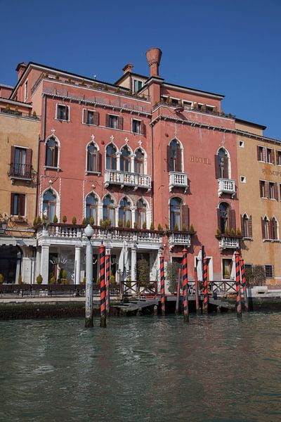 Oude gebouwen en steiger aan kanaal in Venetie, Italie van Joost Adriaanse