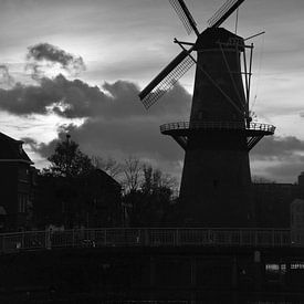 Molen De Vrijheid in Schiedam bij zonsondergang van Rob Pols