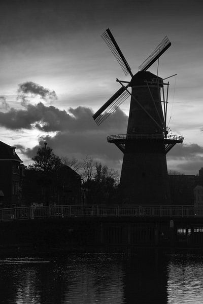 Windmühle De Vrijheid in Schiedam bei Sonnenuntergang von Rob Pols