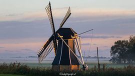Mühle im nebligen Sonnenaufgang von Hilbrand van der Meulen