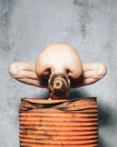 Hele mooie naakte vrouw in vintage zwart wit fotografie