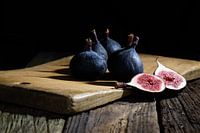 Vijgen op een plank - voor de muur in de keuken