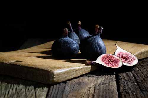 Figs on a shelf - in front of the wall in the kitchen