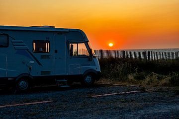 Avondwandeling op het strand in het mooie Normandië inclusief zonsondergang bij Cabourg - Frankrijk van Oliver Hlavaty