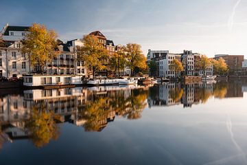 Häuser an der Amstel, Amsterdam. Herbstfarben. von Lorena Cirstea