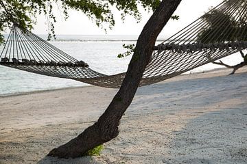 Hangmat aan het strand op Gili Trawangan van Willem Vernes