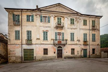 Groot vervallen herenhuis in Piemonte, Italië