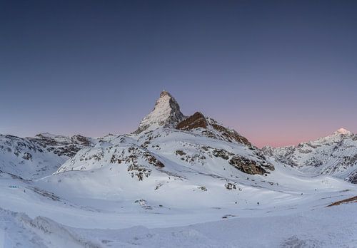 Schneebedecktes Matterhorn im Winter bei Sonnenaufgang in der Dämmerung.
