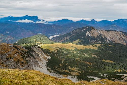 Indrukwekkende bergfoto van de Kotzen in Hinterriß - een krachtig alpenlandschap gekenmerkt door rotsen, bos en een heldere Karwendelsfeer. Perfect voor iedereen die van authentieke bergnatuur houdt.